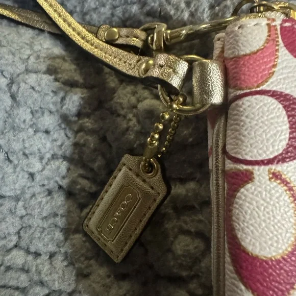 Coach Poppy Pink/Heart Printed WristletEUC (dust bag included)
